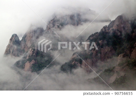 A sea of clouds in Huangshan in the early morning breathtaking A sea of clouds in Huangshan in the early morning breathtaking 90756655