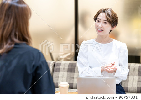 在辦公室休息空間諮詢的中年婦女 90757331