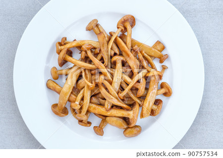 Shimeji mushrooms stir fry 90757534