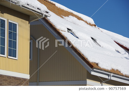 天窗和雪 冬季雪屋頂和天窗 天窗和雪 冬季雪屋頂和天窗 90757569