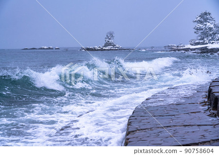 《Toyama Prefecture》 Winter Amaharashi Coast / Snow-covered Onnaiwa 《Toyama Prefecture》 Winter Amaharashi Coast / Snow-covered Onnaiwa 90758604