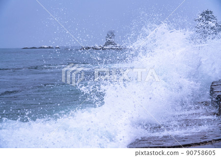 《Toyama Prefecture》 Winter Amaharashi Coast / Snow-covered Onnaiwa 90758605