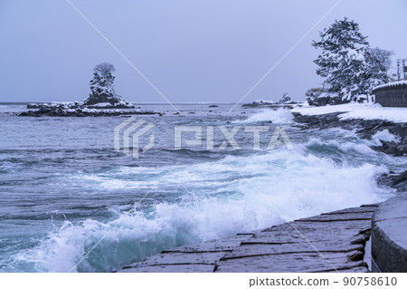 《Toyama Prefecture》 Winter Amaharashi Coast / Snow-covered Onnaiwa 90758610