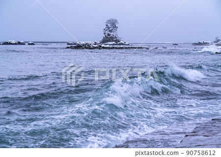 《Toyama Prefecture》 Winter Amaharashi Coast / Snow-covered Onnaiwa 90758612