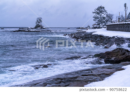 《Toyama Prefecture》 Winter Amaharashi Coast / Snow-covered Onnaiwa 《Toyama Prefecture》 Winter Amaharashi Coast / Snow-covered Onnaiwa 90758622