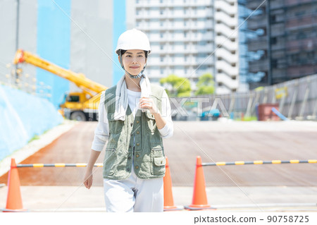 在建築工地工作的婦女 90758725