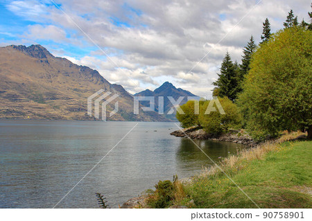 [Queenstown] Lake Wakatipu sunny 90758901