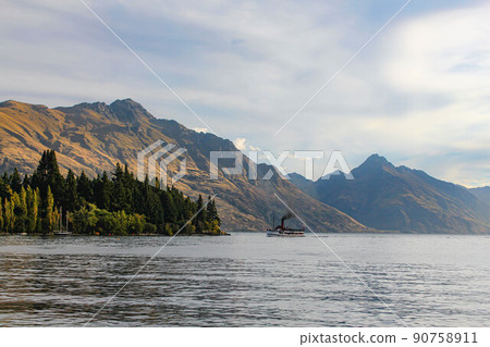 [Queenstown] Lake Wakatipu sunny 90758911