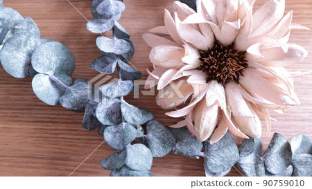 大花和觀葉植物、乾花、木桌、天然材料、素食主義者 大花和觀葉植物、乾花、木桌、天然材料、素食主義者 90759010