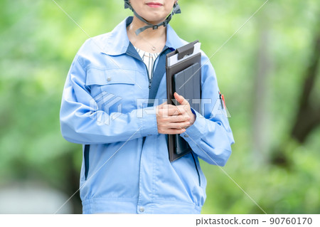 工作服的婦女，新鮮的綠色盔甲，片劑 90760170