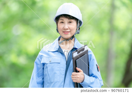 工作服的婦女，新鮮的綠色盔甲，片劑 90760171