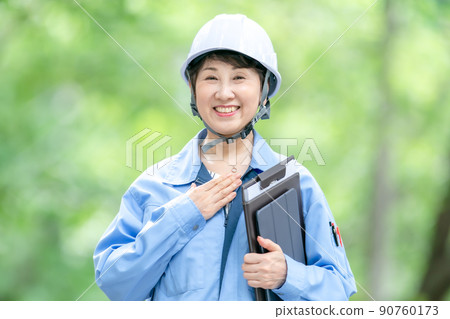 工作服的婦女，新鮮的綠色盔甲，片劑 90760173