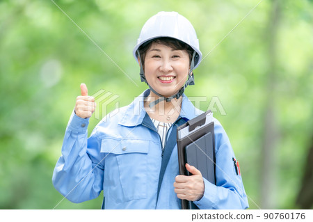 工作服的婦女，新鮮的綠色盔甲，片劑 90760176
