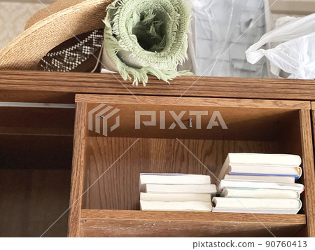 行李高高地放在書架上 90760413