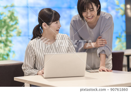 女性休閒商務形象 女性休閒商務形象 90761860