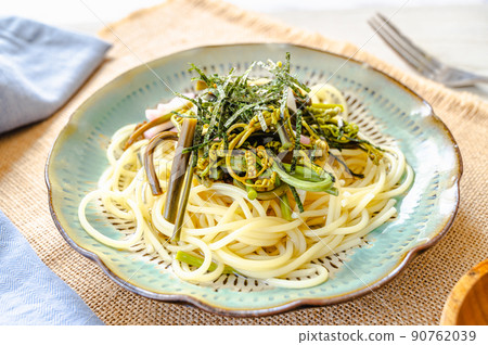 Japanese-style spaghetti with bracken 90762039