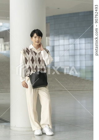 Portrait of a man in his twenties 90762493