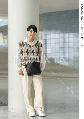 Portrait of a man in his twenties Portrait of a man in his twenties 90762494