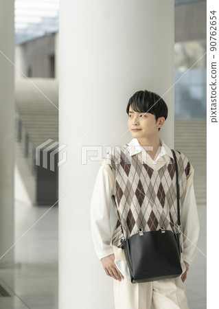 Portrait of a man in his twenties 90762654