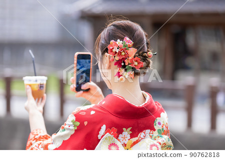 一個穿著和服拍照的女人 90762818