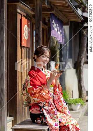 吃甜食的和服女人 90762899