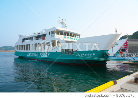 A ferry moored at Kitagishima Toyoura Port in the early summer morning, Kasaoka City, Okayama Prefecture 90763173