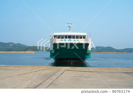 北木島，笠岡群島最大的島嶼，初夏早晨從豐浦港出發的渡輪 1 岡山縣笠岡市 90763174