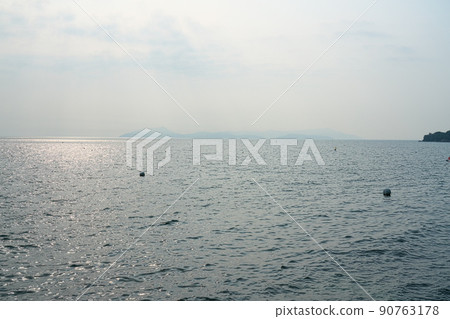 從岡山縣笠岡市笠岡群島中最大的島嶼北木島看到的初夏瀨戶內海和真鍋島 90763178