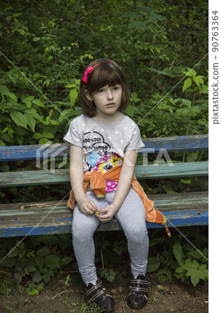 little girl at the banch little girl at the banch 90763364
