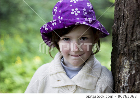 little girl portrait 90763368