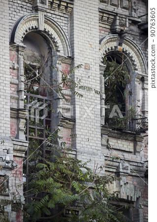 ruined old building 90763605