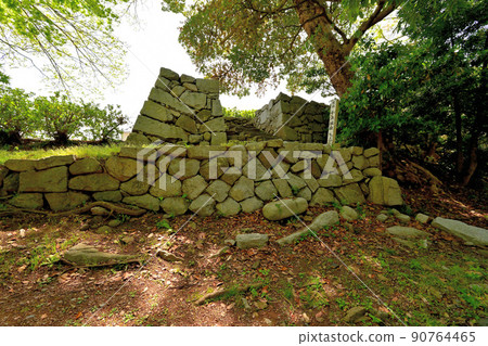 Stone wall and view of Wakasa Obama Castle 90764465