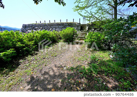 Stone wall and view of Wakasa Obama Castle 90764486