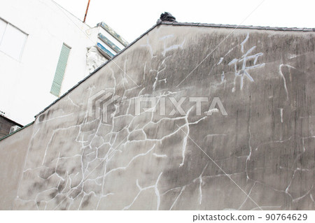 Buildings / buildings are aging and cracked 90764629