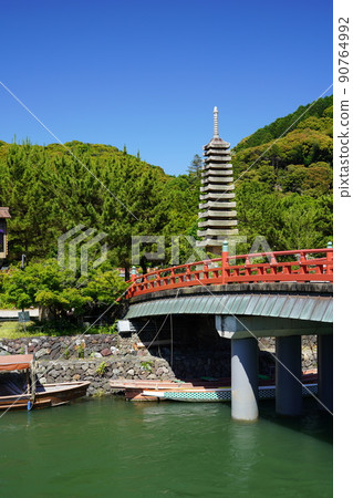 京都、宇治、宇治公園的氣仙橋和13層石塔 90764992
