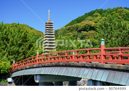 京都、宇治、宇治公園的氣仙橋和13層石塔 京都、宇治、宇治公園的氣仙橋和13層石塔 90764999