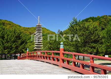 京都、宇治、宇治公園的氣仙橋和13層石塔 京都、宇治、宇治公園的氣仙橋和13層石塔 90765001