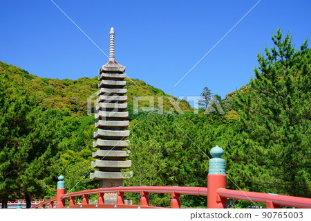 京都、宇治、宇治公園的氣仙橋和13層石塔 京都、宇治、宇治公園的氣仙橋和13層石塔 90765003