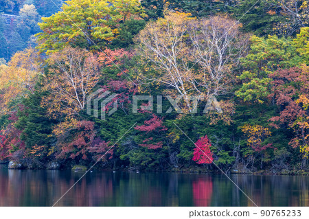 [Oku-Nikko, Tochigi Prefecture] The season of autumn leaves that shines in Yuno Lake October 90765233