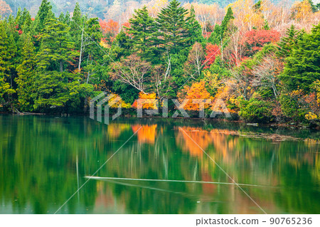 [Oku-Nikko, Tochigi Prefecture] The season of autumn leaves that shines in Yuno Lake October 90765236