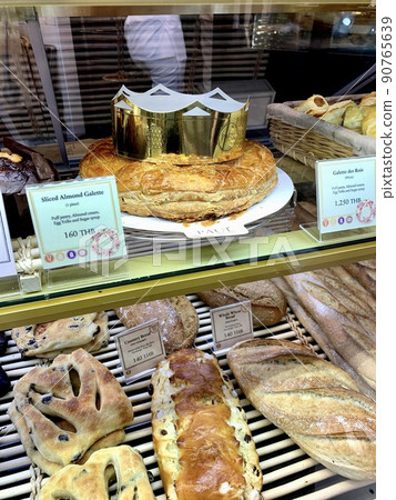 麵包店的櫥窗 90765639