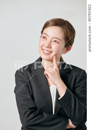 一個穿著夾克思考的年輕女人 一個穿著夾克思考的年輕女人 90765902