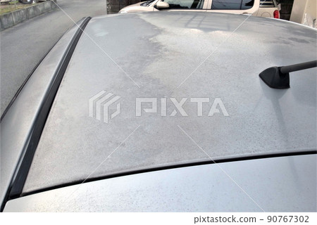Deterioration / fading of car roof paint Deterioration / fading of car roof paint 90767302