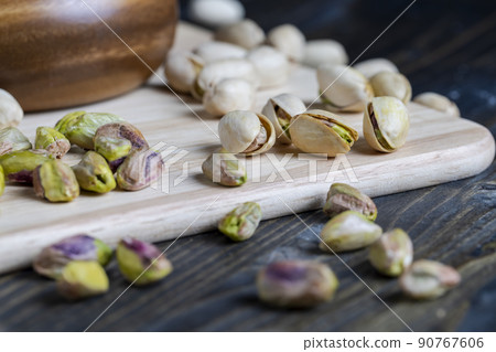 fried green pistachio nuts in a shell 90767606
