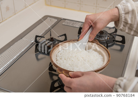 [中間主婦用砂鍋攪拌剛煮好的米飯] 90768184