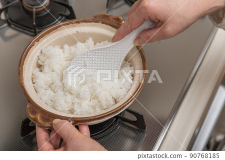 [中間主婦用砂鍋攪拌剛煮好的米飯] 90768185