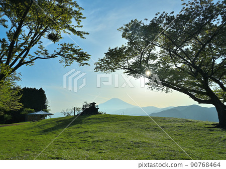 從足柄神郡小野山頂眺望富士山 90768464