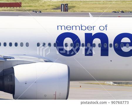 Aircraft side / engine Aircraft side / engine 90768773