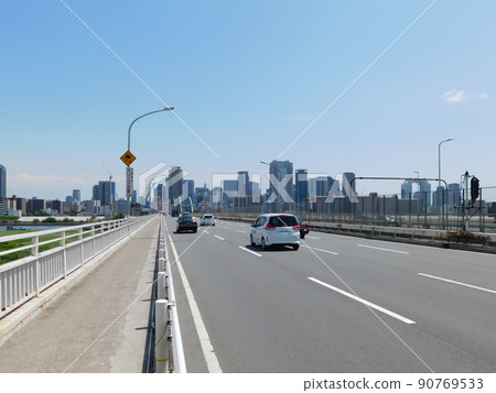 Shin-Midosuji passing through the New Yodogawa Bridge (photographed in June 2022 in Osaka City) 90769533