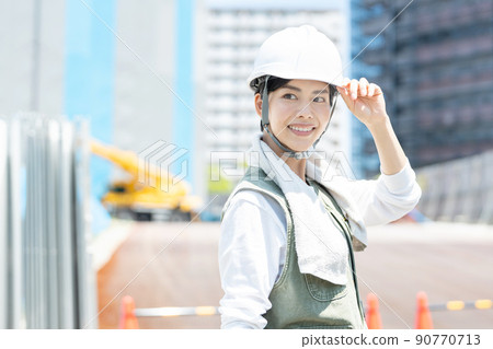 在建築工地工作的女工 90770713